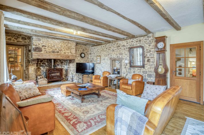 Detached Country House with Open View snd Pool