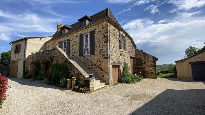 Detached Country House with Open View snd Pool