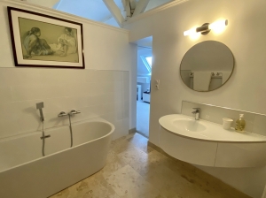 Beautifully Appointed Detached House with Garden