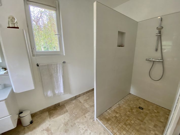 Beautifully Appointed Detached House with Garden