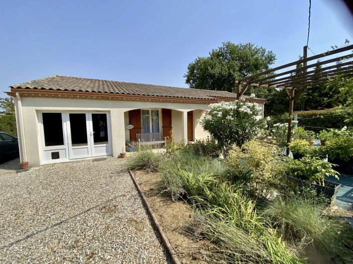 Detached House with Landscaped Garden by the Coast