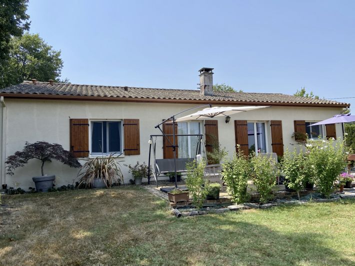 Detached House with Landscaped Garden by the Coast