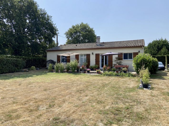 Detached House with Landscaped Garden by the Coast