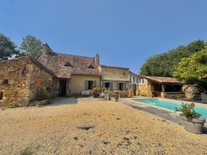 Detached House and Garden with Swimming Pool
