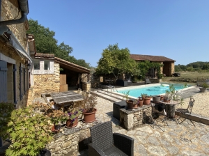 Detached House and Garden with Swimming Pool