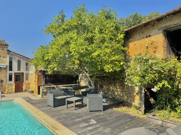 Detached House and Garden with Swimming Pool