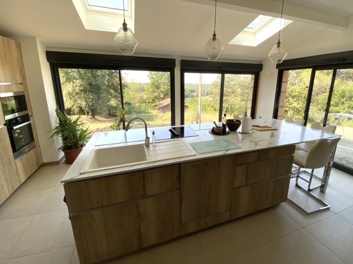 Detached House and Garden with Swimming Pool
