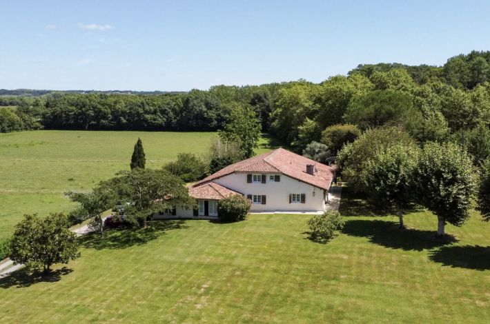 Exceptional Country Property with Pool and Land