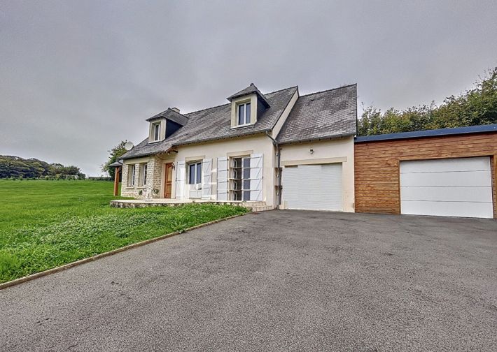 Main Photo of a 4 bedroom  House for sale