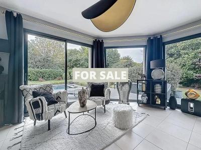 Detached House with Lovely Swimming Pool