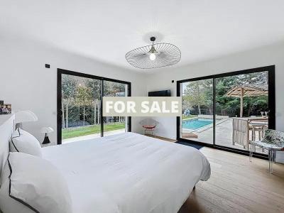 Contemporary Detached House with Swimming Pool