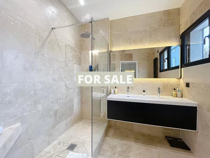 Contemporary Detached House with Swimming Pool