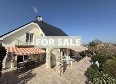 Contemporary Detached House with Swimming Pool