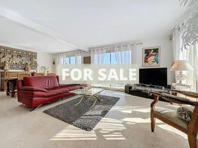 Contemporary Detached House with Swimming Pool