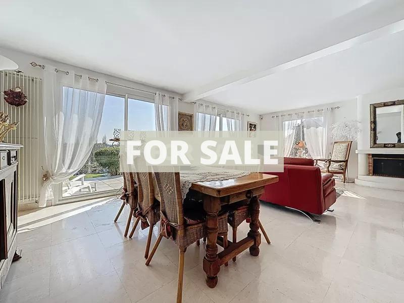 Contemporary Detached House with Swimming Pool