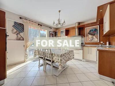 Contemporary Detached House with Swimming Pool