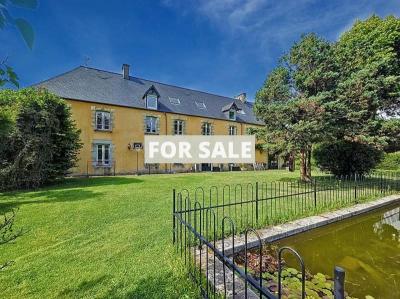 Huge Detached House with Landscaped Garden