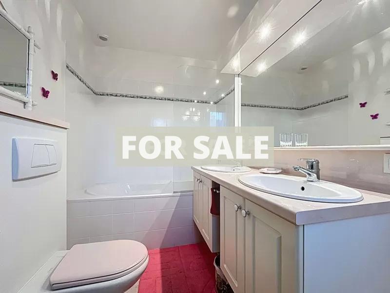 Detached House with Garden in Lovely Location