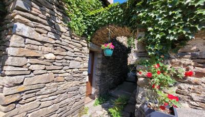 Pretty Cottage In The Heart Of The Countryside