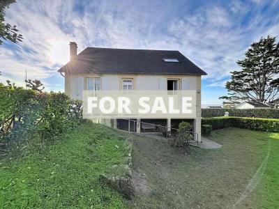 Detached House with Garden by the Coast
