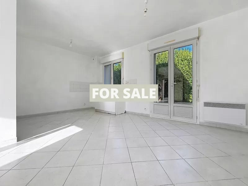 Modern Detached House with Garden