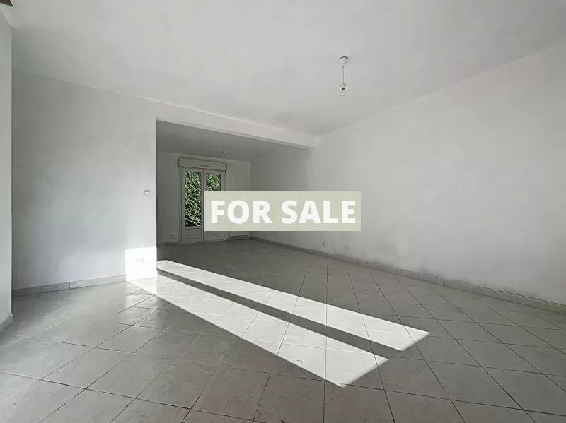 Modern Detached House with Garden