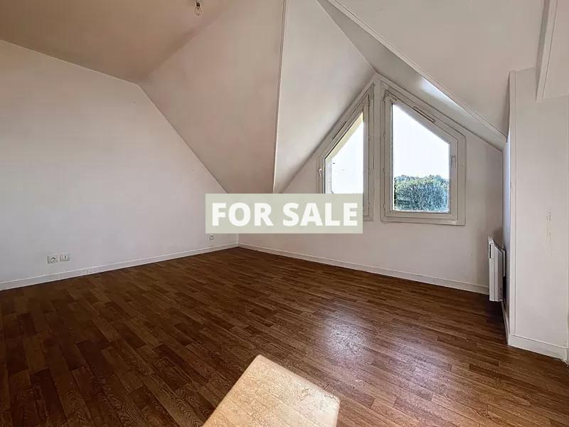 Modern Detached House with Garden