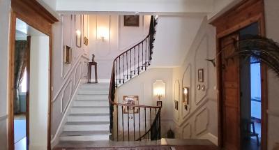 Impressive Maison-de-Maitre with Guest Gite and Pool