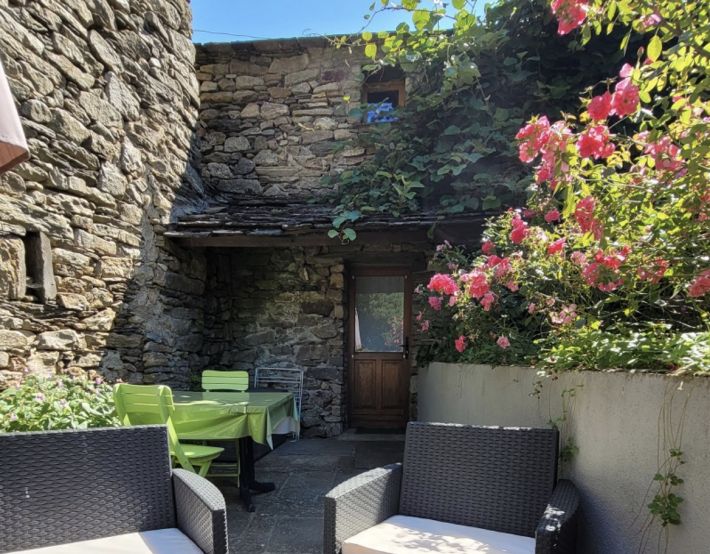 Main Photo of a 1 bedroom  Cottage for sale