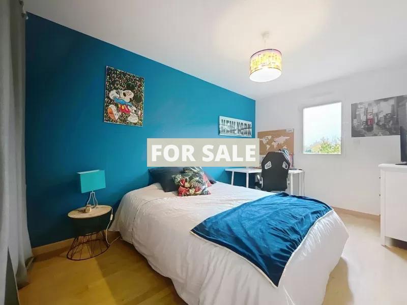 Detached House with Landscaped Garden