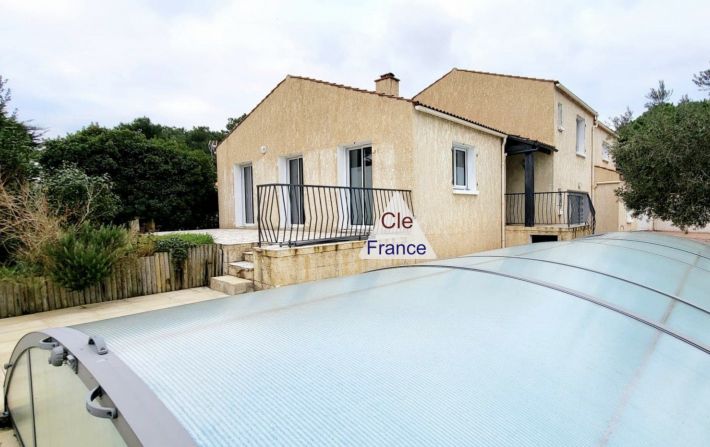 Main Photo of a 4 bedroom  House for sale