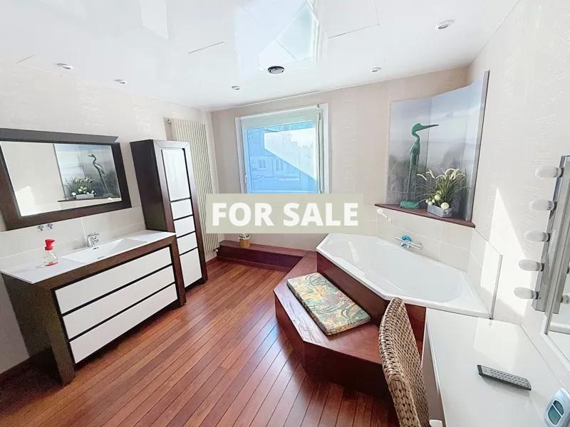Lovely Family Home in Coastal Town