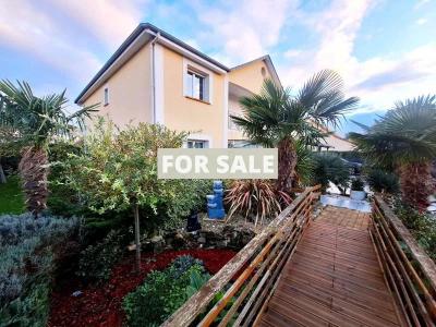 Contemporary Detached House with Lovely Garden