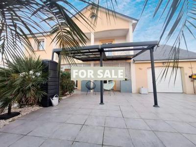 Contemporary Detached House with Lovely Garden