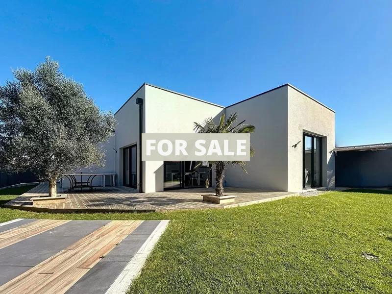 Main Photo of a 3 bedroom  House for sale