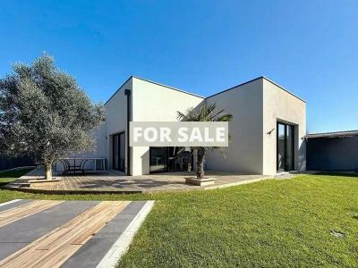 Contemporary Detached House with Garden