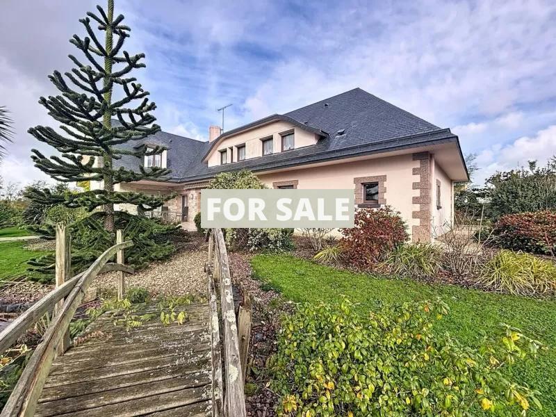 Detached Country House with Covered Swimming Pool