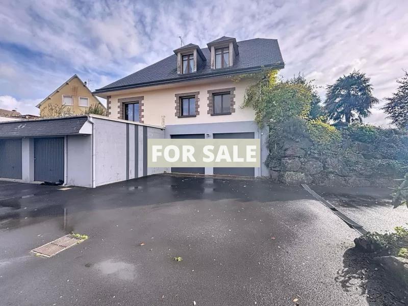 Detached Country House with Covered Swimming Pool