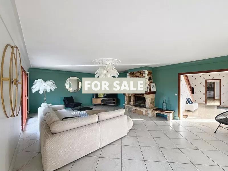 Detached Country House with Covered Swimming Pool