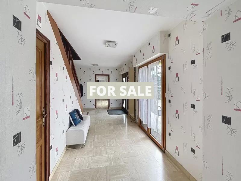 Detached Country House with Covered Swimming Pool