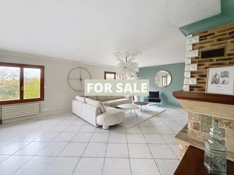 Detached Country House with Covered Swimming Pool