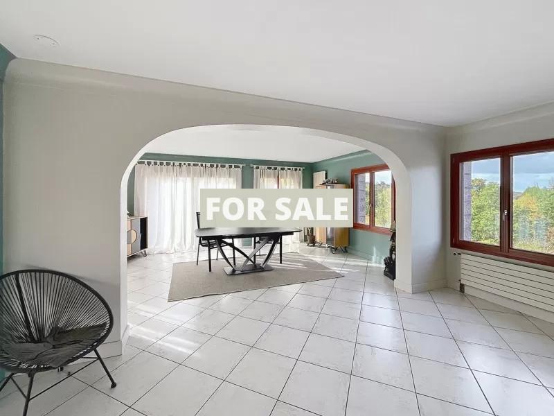 Detached Country House with Covered Swimming Pool