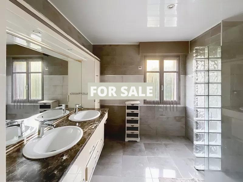 Detached Country House with Covered Swimming Pool