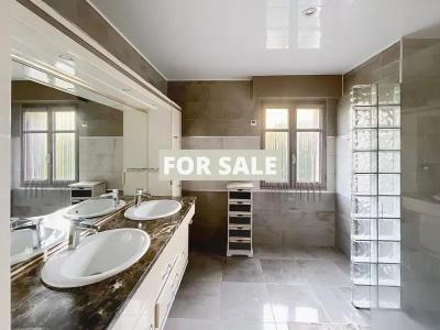 Detached Country House with Covered Swimming Pool