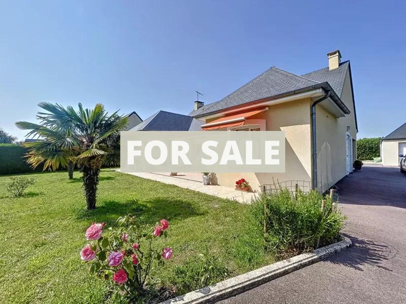 Main Photo of a 4 bedroom  House for sale