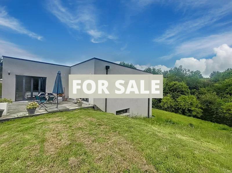 Main Photo of a 3 bedroom  House for sale
