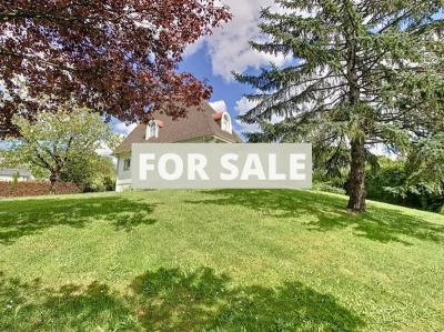 Detached House with Landscaped Garden