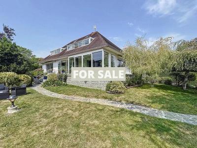 Detached House with Garden by the Coast