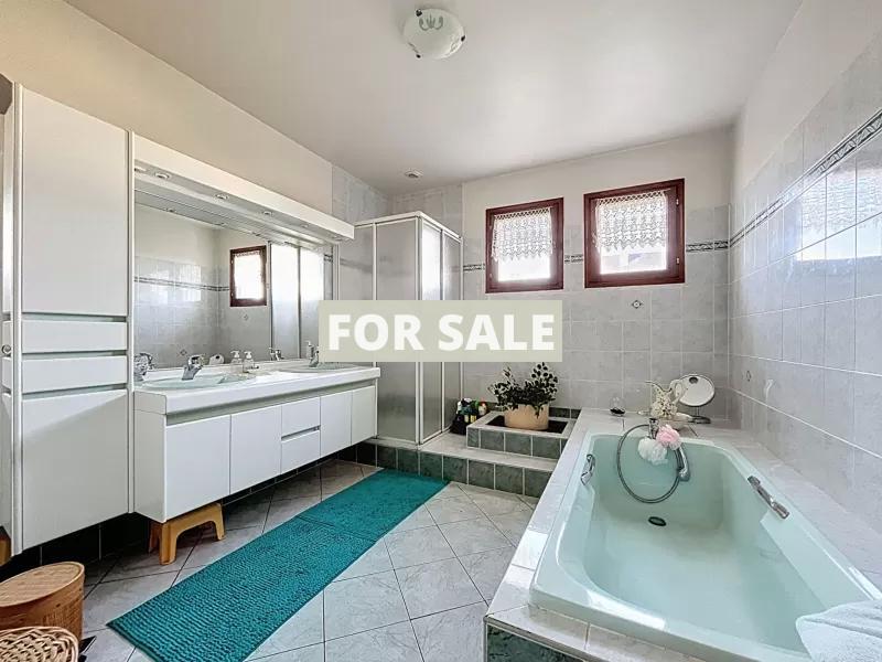 Detached House with Garden by the Coast