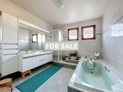 Detached House with Garden by the Coast